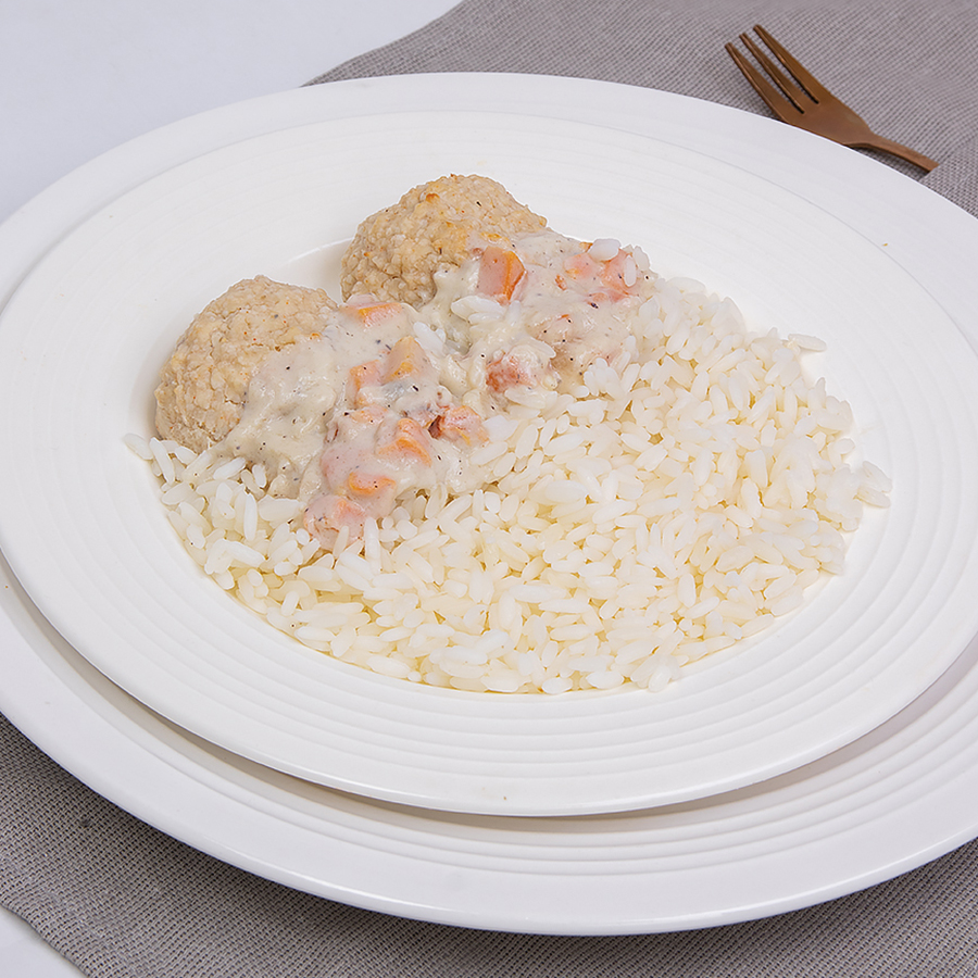 Куриные биточки в сливочном соусе с рисом