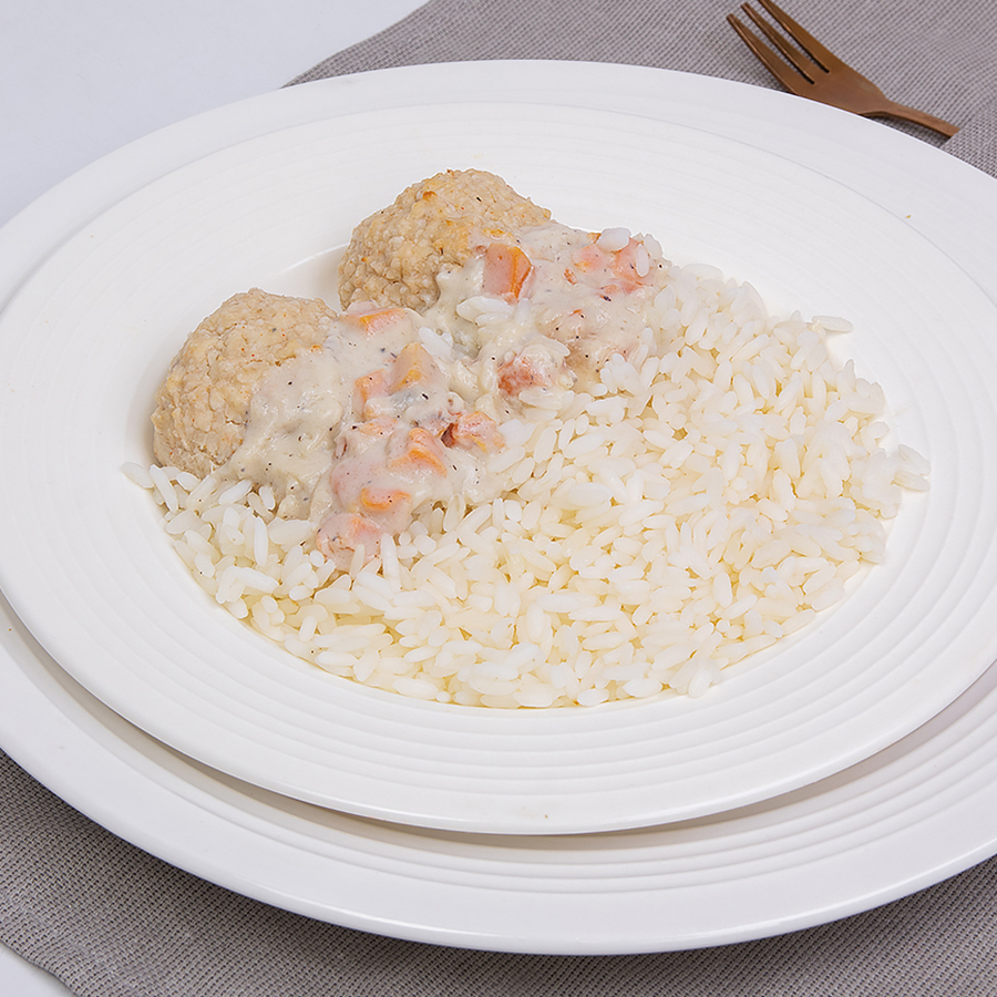 Куриные биточки в сливочном соусе с рисом