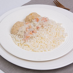 Куриные биточки в сливочном соусе с рисом